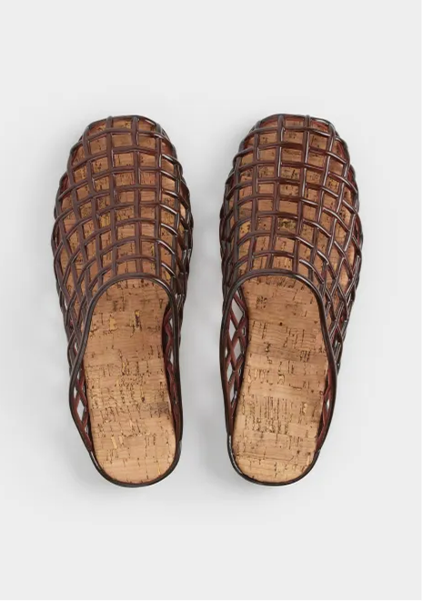 Jelly Sandals — не опять, а снова самая модная и практичная обувь лета 2026. Вот 15 классных пар (фото 30)