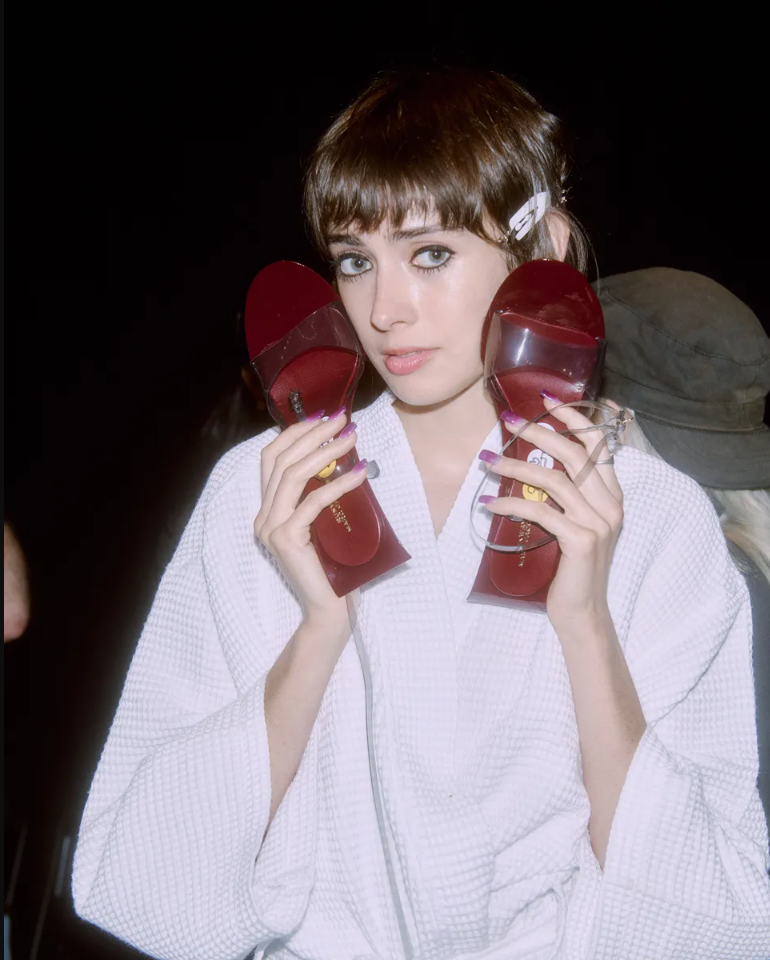 Jelly Sandals — не опять, а снова самая модная и практичная обувь лета 2026. Вот 15 классных пар (фото 11)