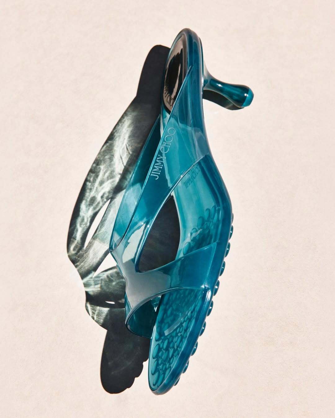 Jelly Sandals — не опять, а снова самая модная и практичная обувь лета 2026. Вот 15 классных пар (фото 16)