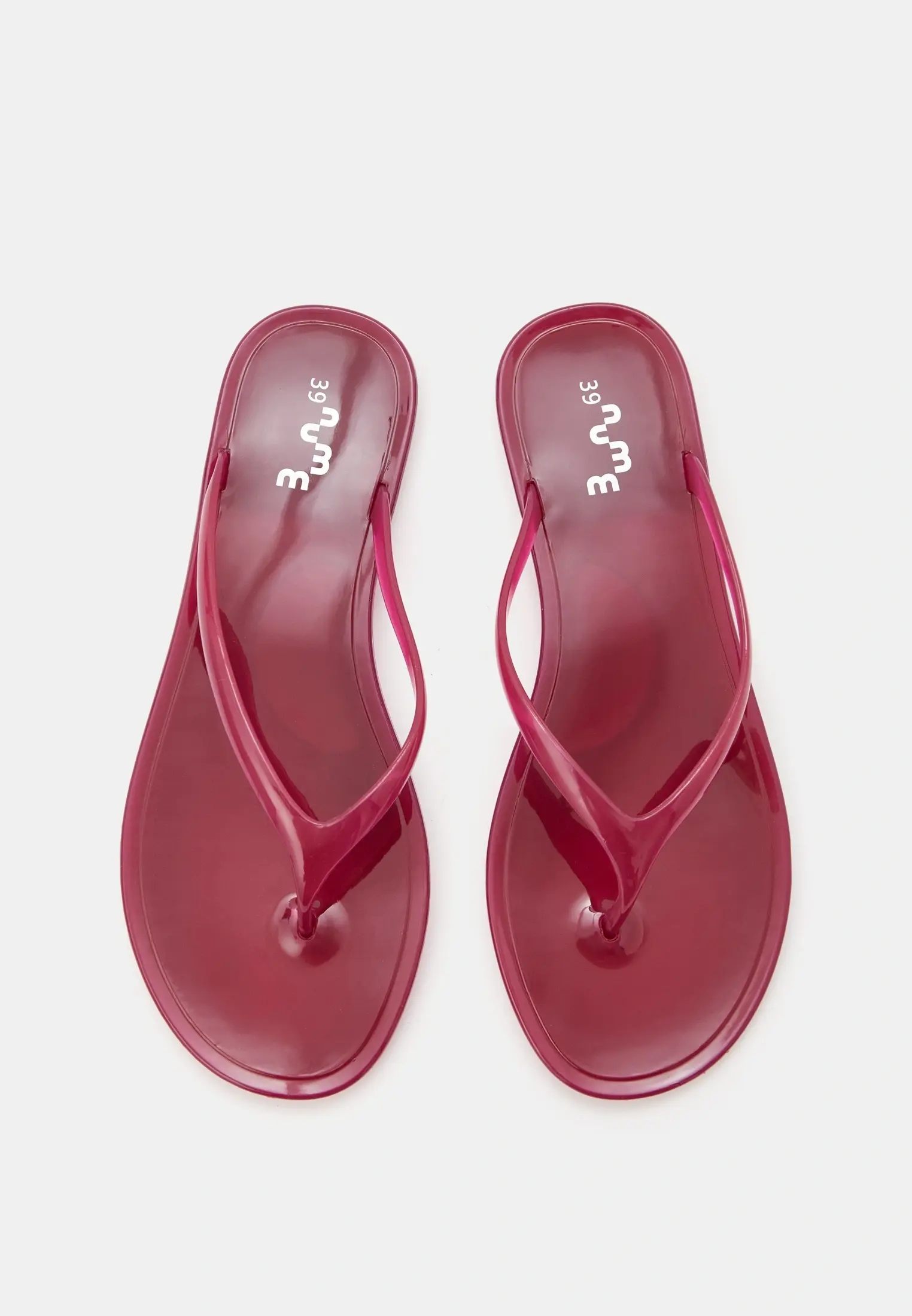 Jelly Sandals — не опять, а снова самая модная и практичная обувь лета 2026. Вот 15 классных пар (фото 37)