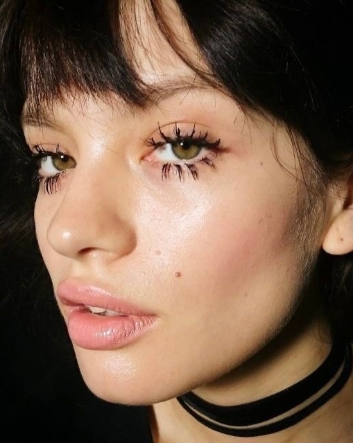 Wet Lashes: бьюти-тренд на мокрые ресницы — носим как Дженна Ортега и Вика Салават (фото 9)