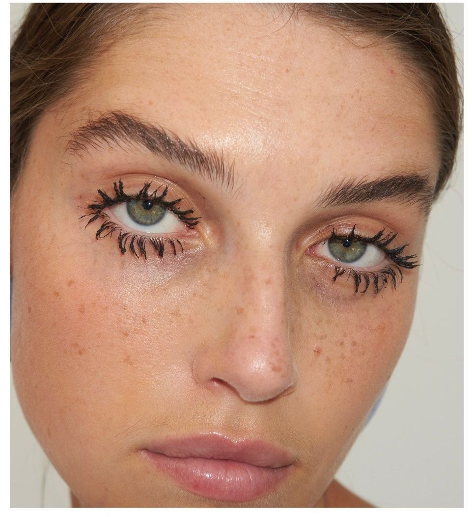 Wet Lashes: бьюти-тренд на мокрые ресницы — носим как Дженна Ортега и Вика Салават (фото 28)