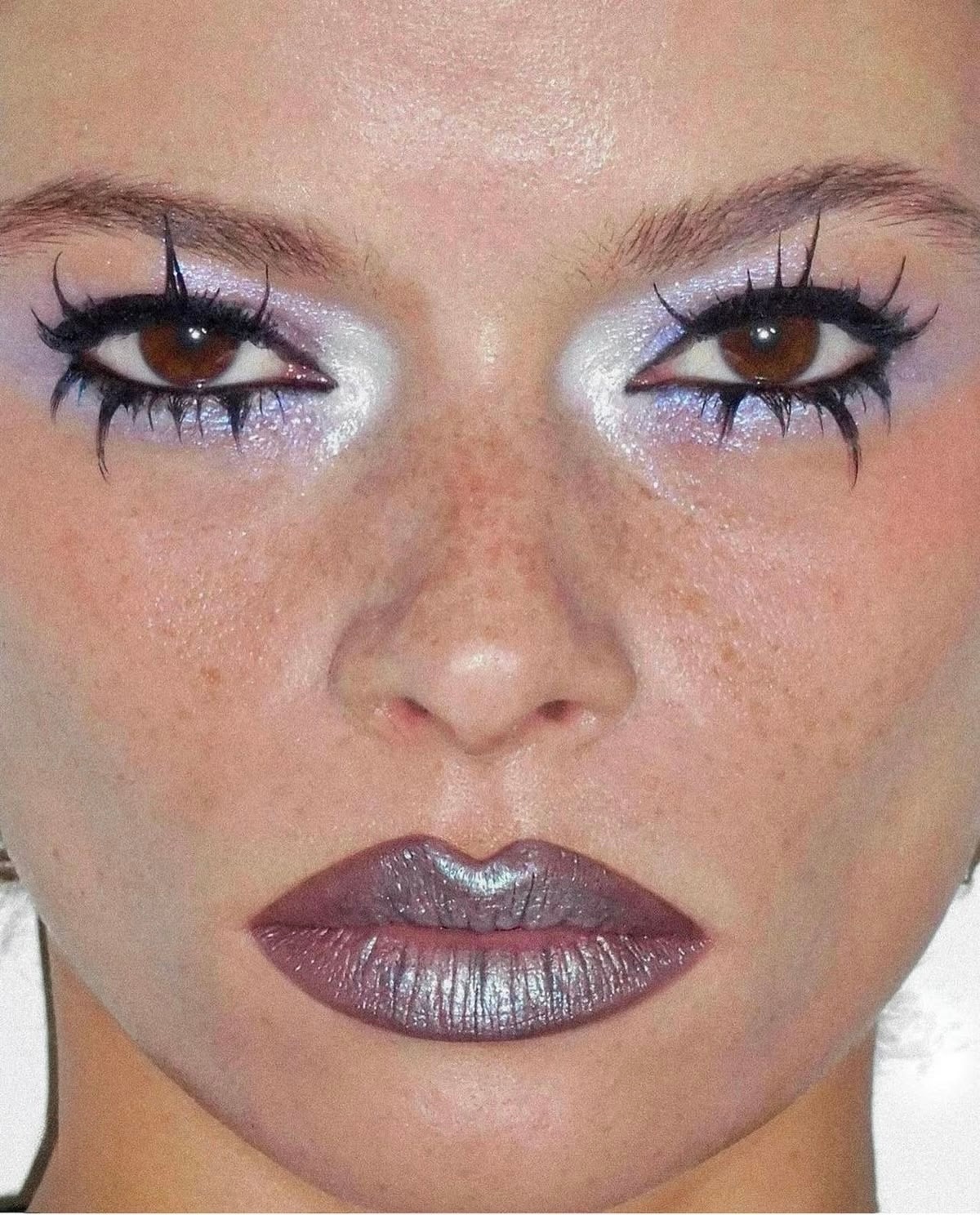 Wet Lashes: бьюти-тренд на мокрые ресницы — носим как Дженна Ортега и Вика Салават (фото 12)