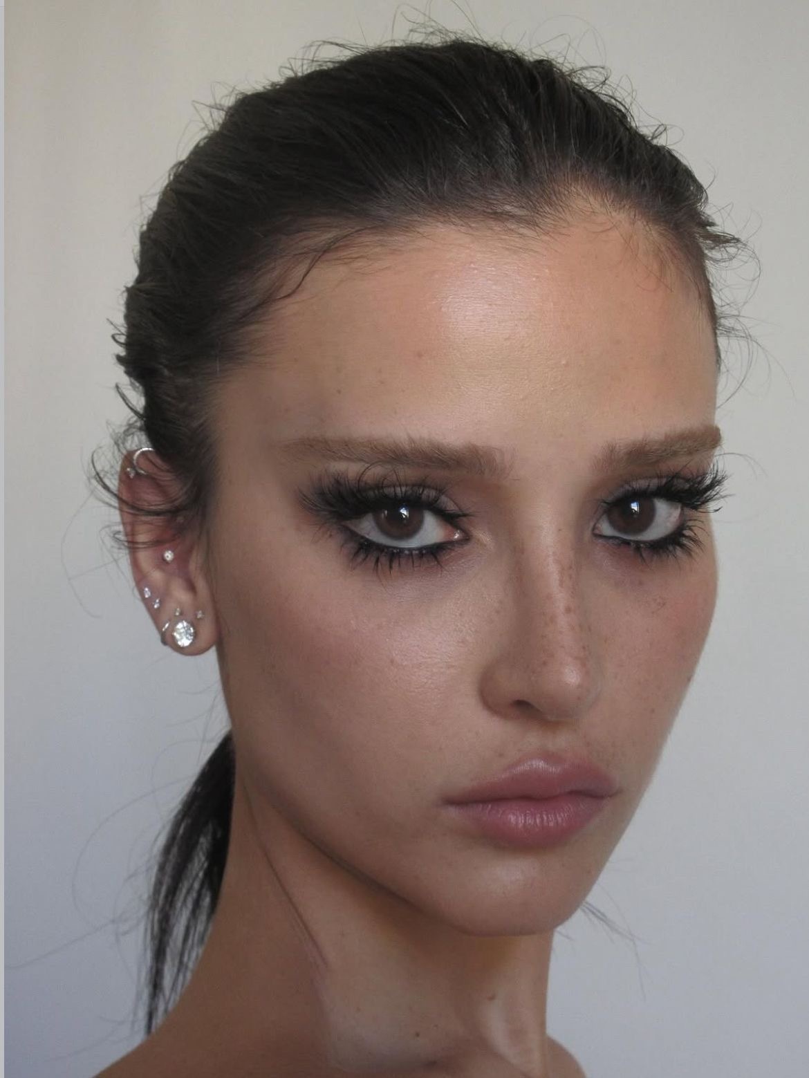 Wet Lashes: бьюти-тренд на мокрые ресницы — носим как Дженна Ортега и Вика Салават (фото 6)