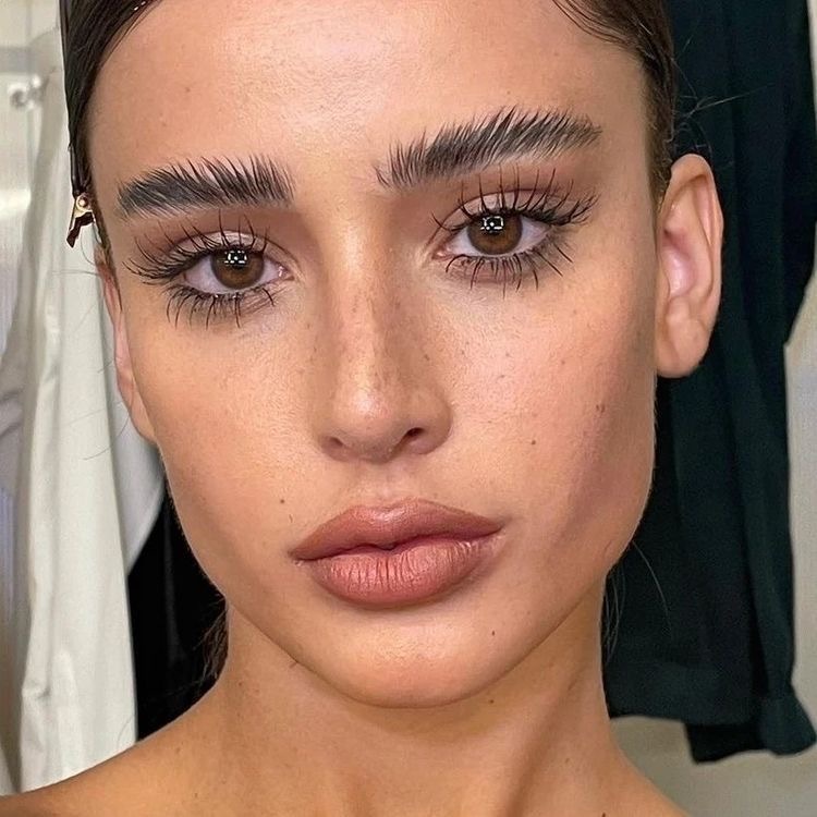 Wet Lashes: бьюти-тренд на мокрые ресницы — носим как Дженна Ортега и Вика Салават (фото 31)