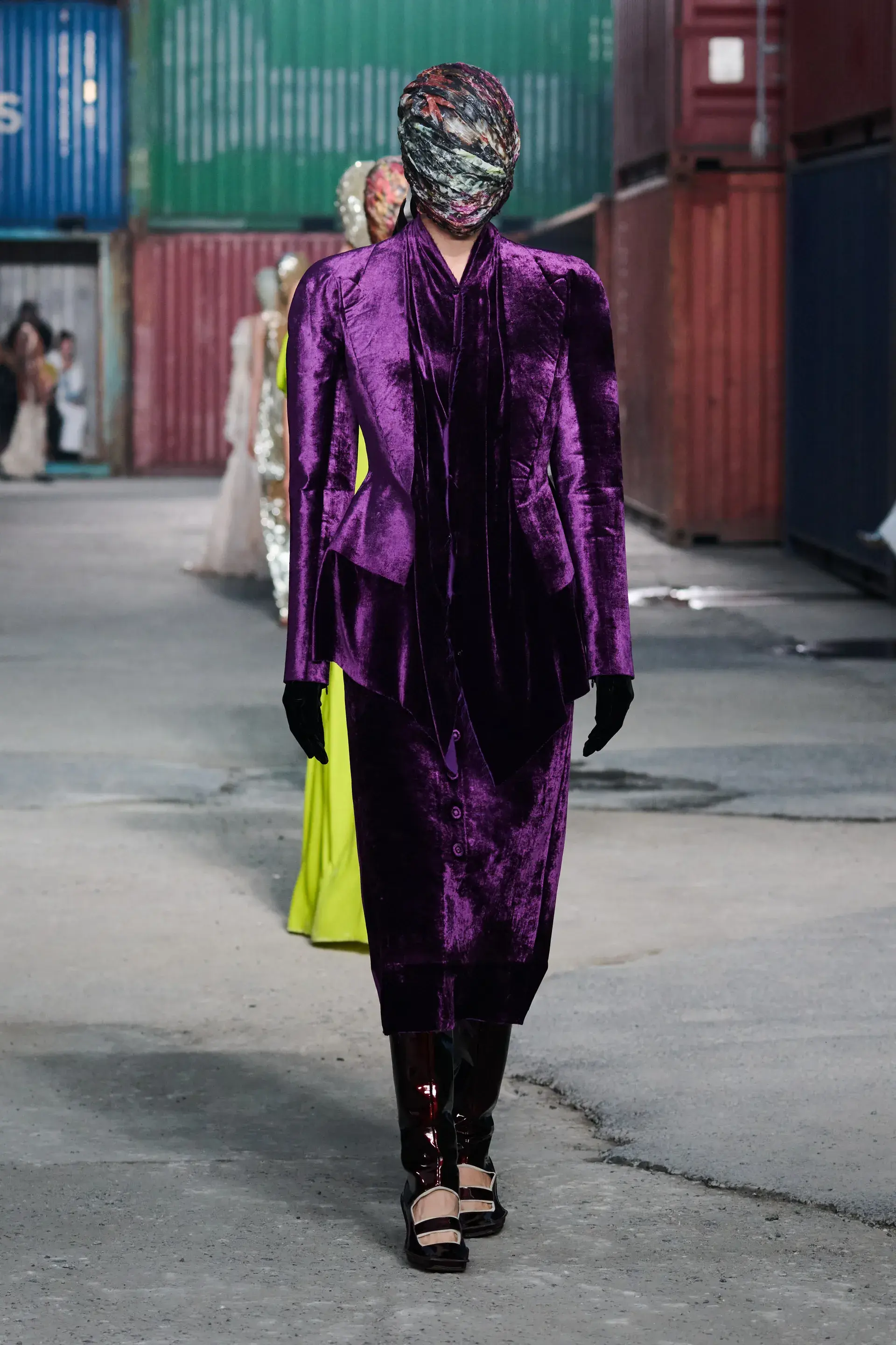 Purple power, горчичный и спелая вишня. Главные цвета сезона осень-зима 2026 (фото 33)
