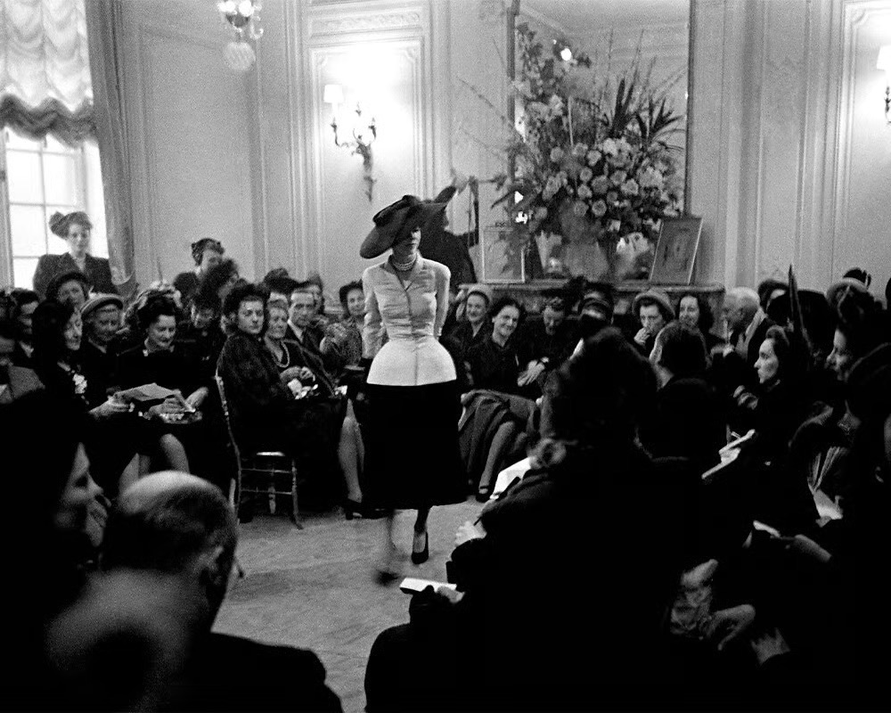 От жакета Bar до сумки Saddle: культовые вещи, определившие ДНК Dior (фото 4)