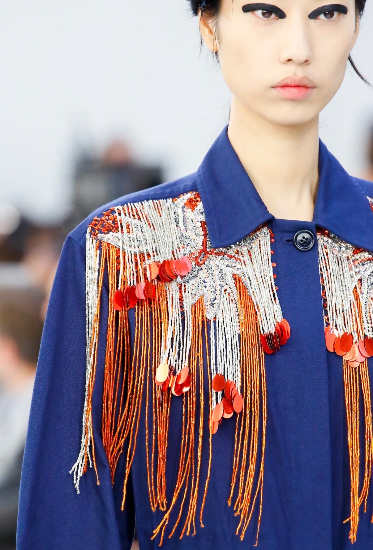 Ручная вышивка и цветы в саду и на одежде: из чего состоит вселенная Dries Van Noten (фото 43)