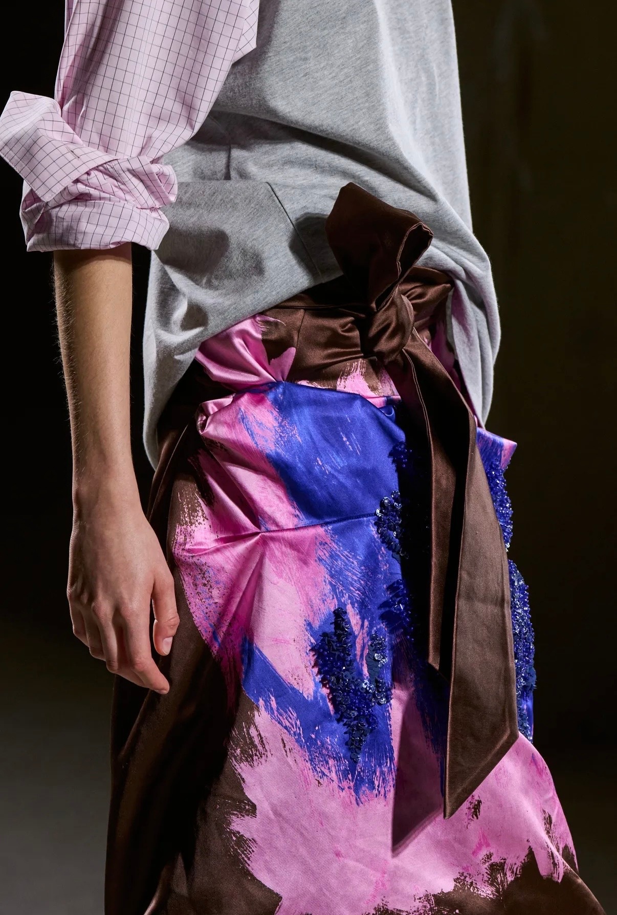Ручная вышивка и цветы в саду и на одежде: из чего состоит вселенная Dries Van Noten (фото 50)