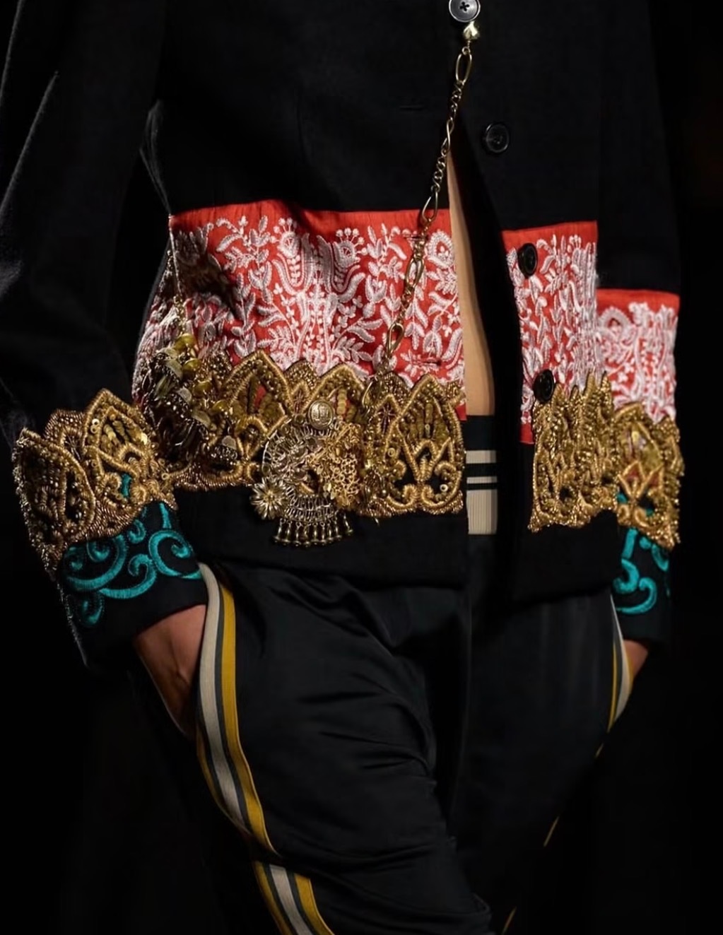 Ручная вышивка и цветы в саду и на одежде: из чего состоит вселенная Dries Van Noten (фото 31)