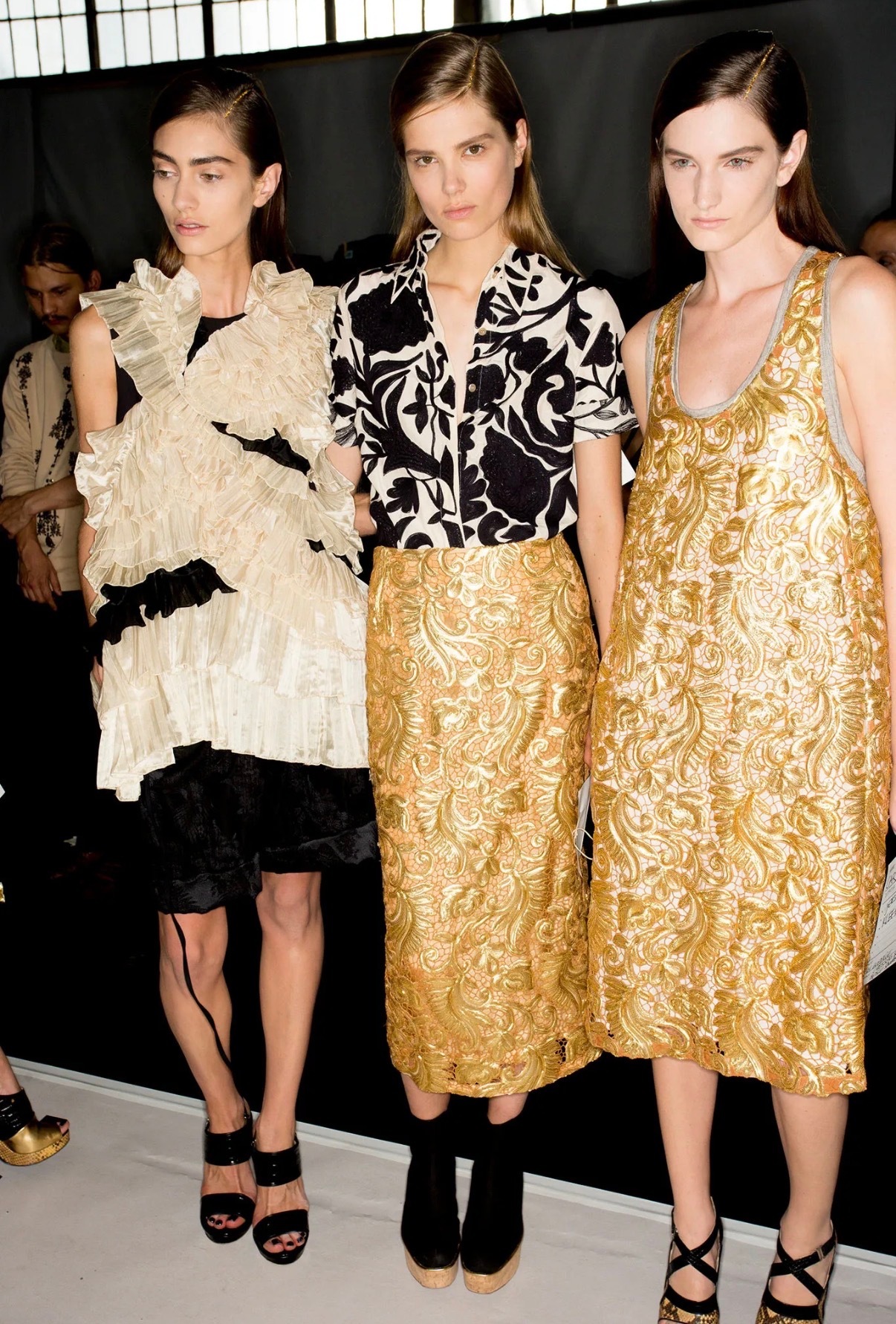 Ручная вышивка и цветы в саду и на одежде: из чего состоит вселенная Dries Van Noten (фото 38)