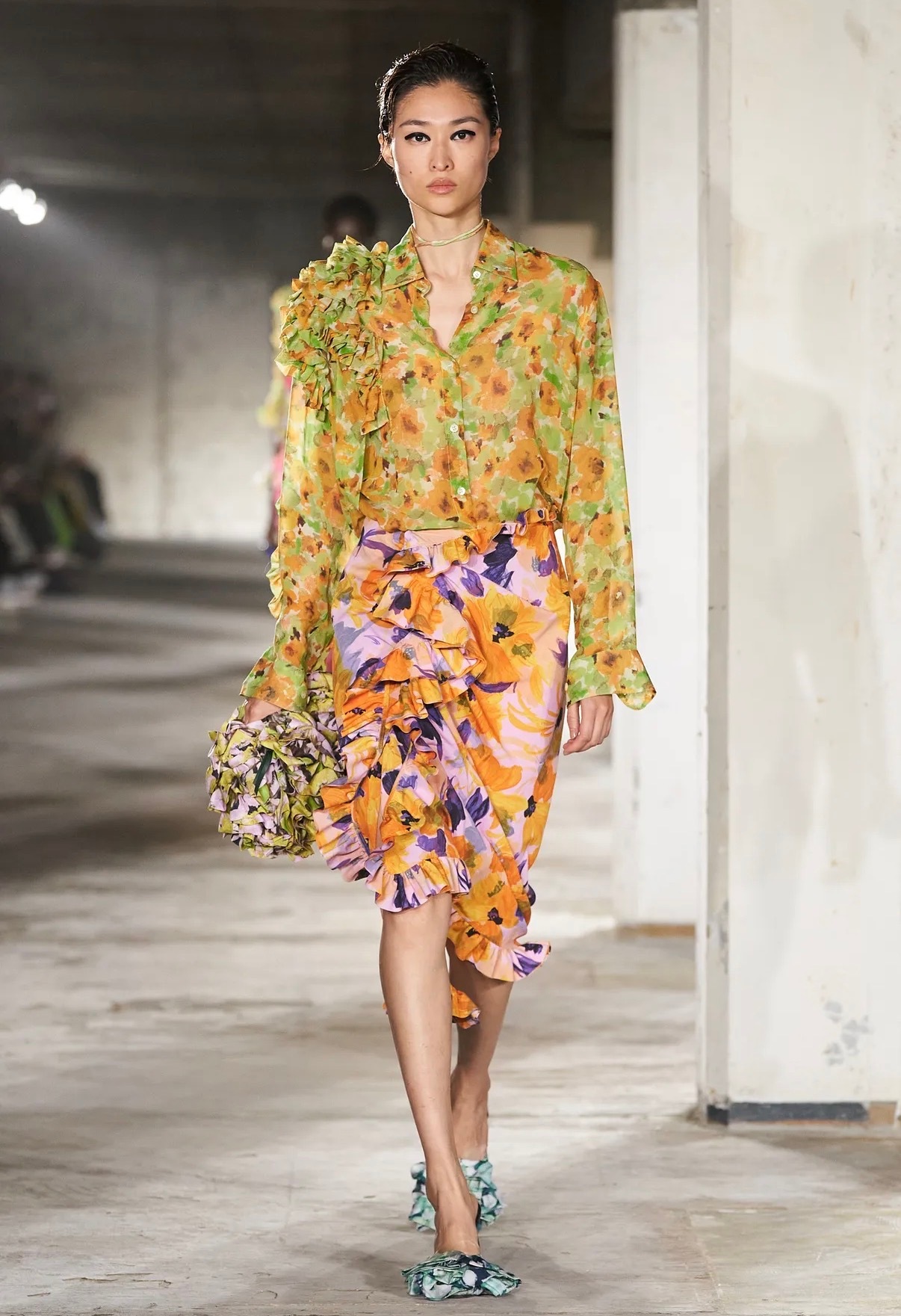 Ручная вышивка и цветы в саду и на одежде: из чего состоит вселенная Dries Van Noten (фото 24)