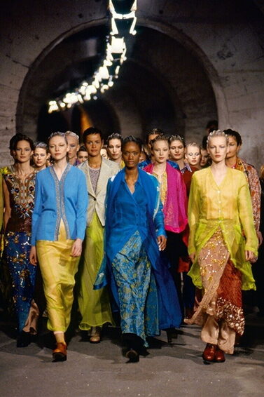 Ручная вышивка и цветы в саду и на одежде: из чего состоит вселенная Dries Van Noten (фото 29)