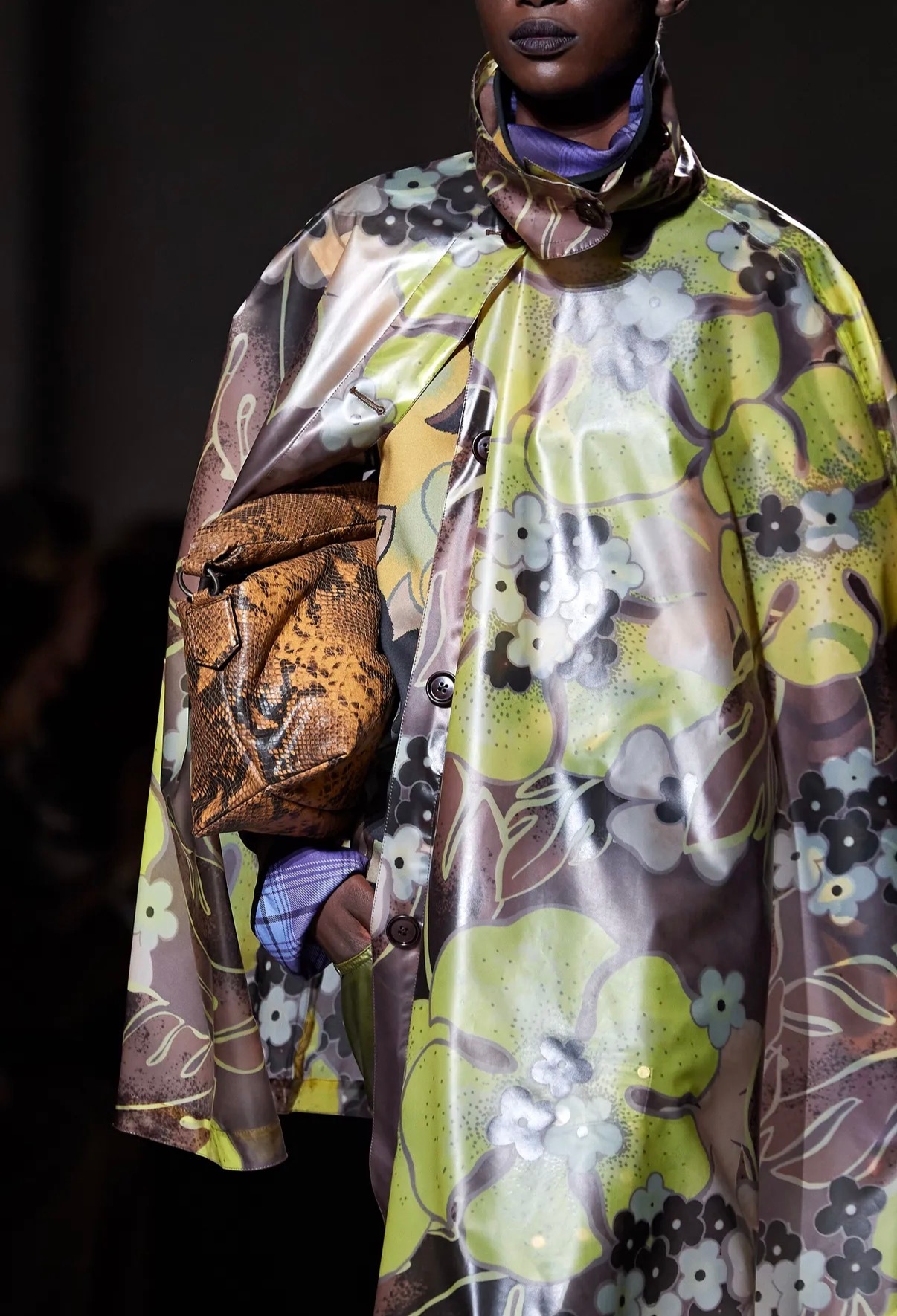 Ручная вышивка и цветы в саду и на одежде: из чего состоит вселенная Dries Van Noten (фото 23)