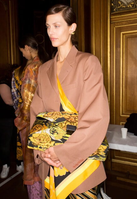 Ручная вышивка и цветы в саду и на одежде: из чего состоит вселенная Dries Van Noten (фото 42)