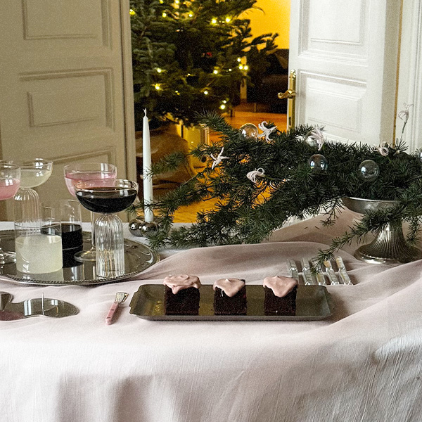 Цирковая эстетика, хвойные ветки и гималайский кедр: идеи новогодней сервировки от сет-дизайнеров