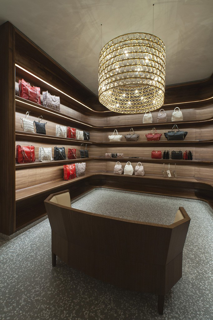 Обновленный бутик Valentino в Милане (фото 9)