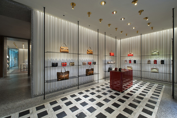 Обновленный бутик Valentino в Милане (фото 8)