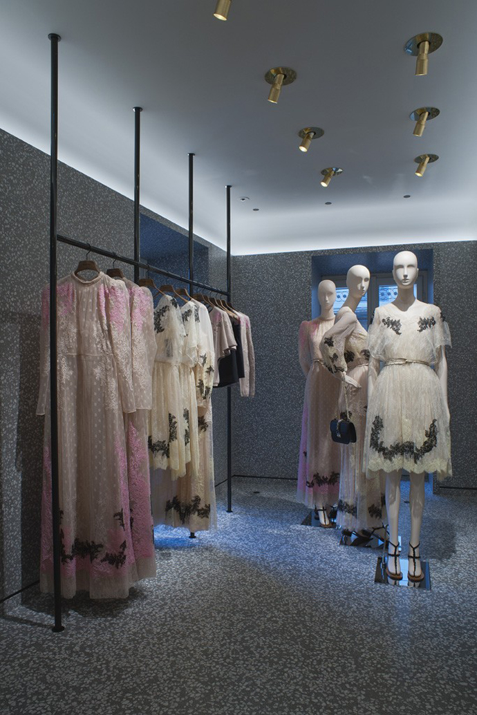 Обновленный бутик Valentino в Милане (фото 6)
