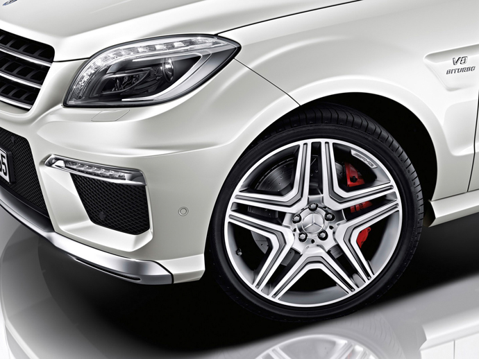 Новая модель Mercedes-Benz ML63 AMG (фото 6)