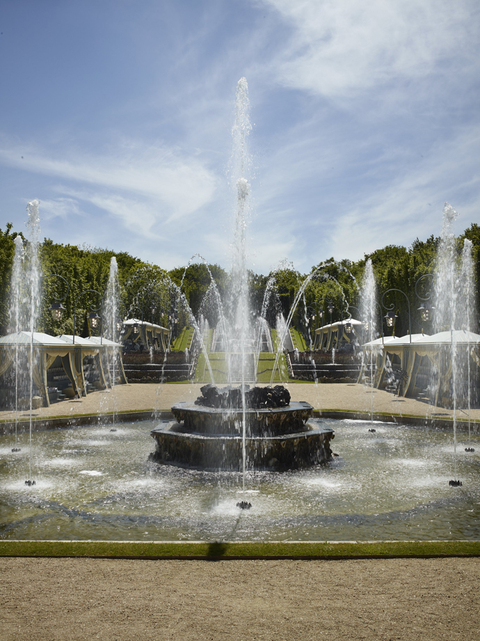 Показ круизной коллекции Chanel в Версале (фото 7)