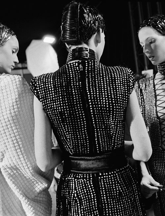 Редкие фотографии с показов Alexander McQueen (фото 1)