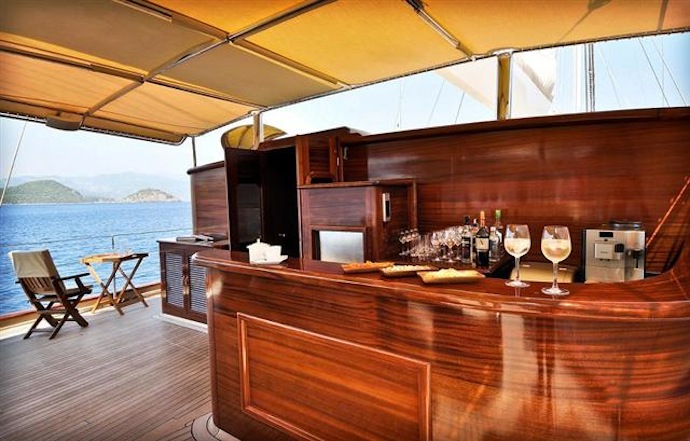 Яхту Джеймса Бонда выставили на продажу (фото 5)