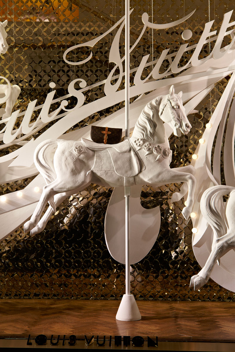 Лучшие витрины мира: карусели Louis Vuitton (фото 6)