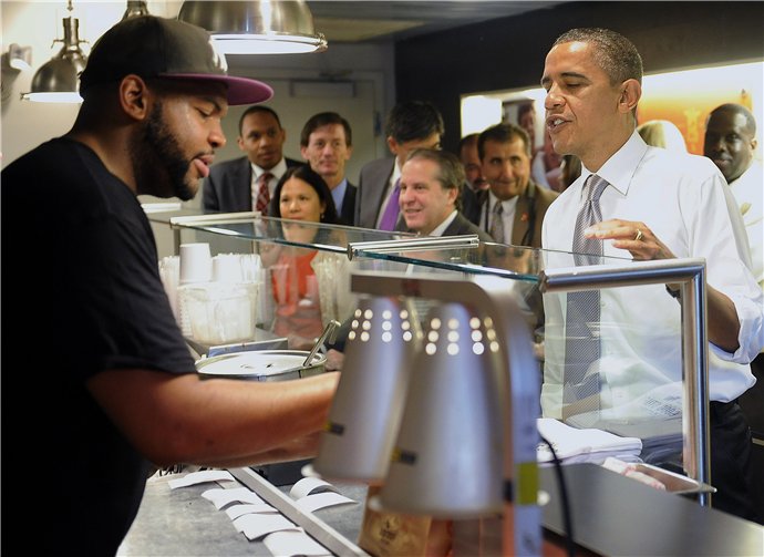 Видео: День рождения Обамы в закусочной (фото 1)