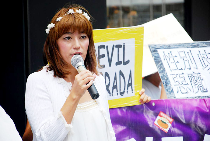 Увольнение сотрудников Prada из-за внешнего вида (фото 1)