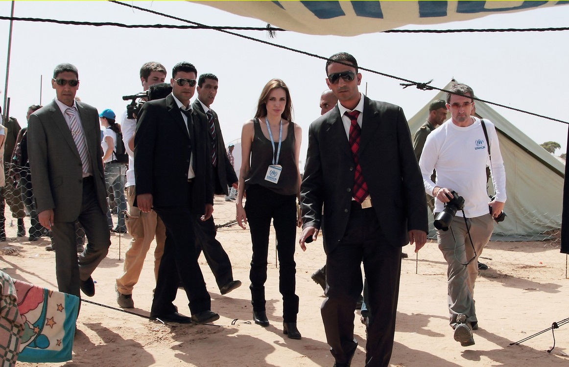Анджелина Джоли идет по следам беженцев (фото 2)
