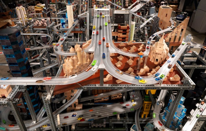 Инсталляция Криса Бурдена в действии (фото 1)