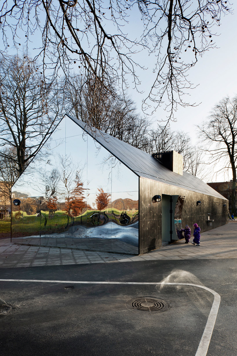 Дом с зеркальным фасадом