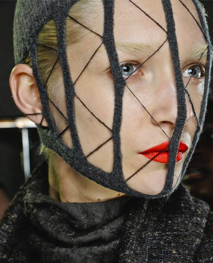 Нити на красном (фото 2)