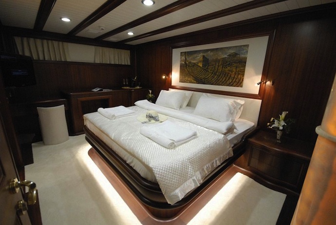 Яхту Джеймса Бонда выставили на продажу (фото 4)