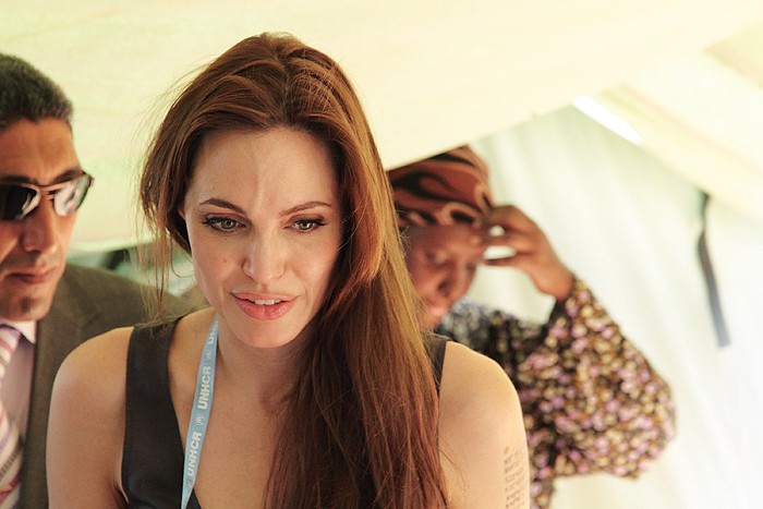 Анджелина Джоли идет по следам беженцев (фото 3)