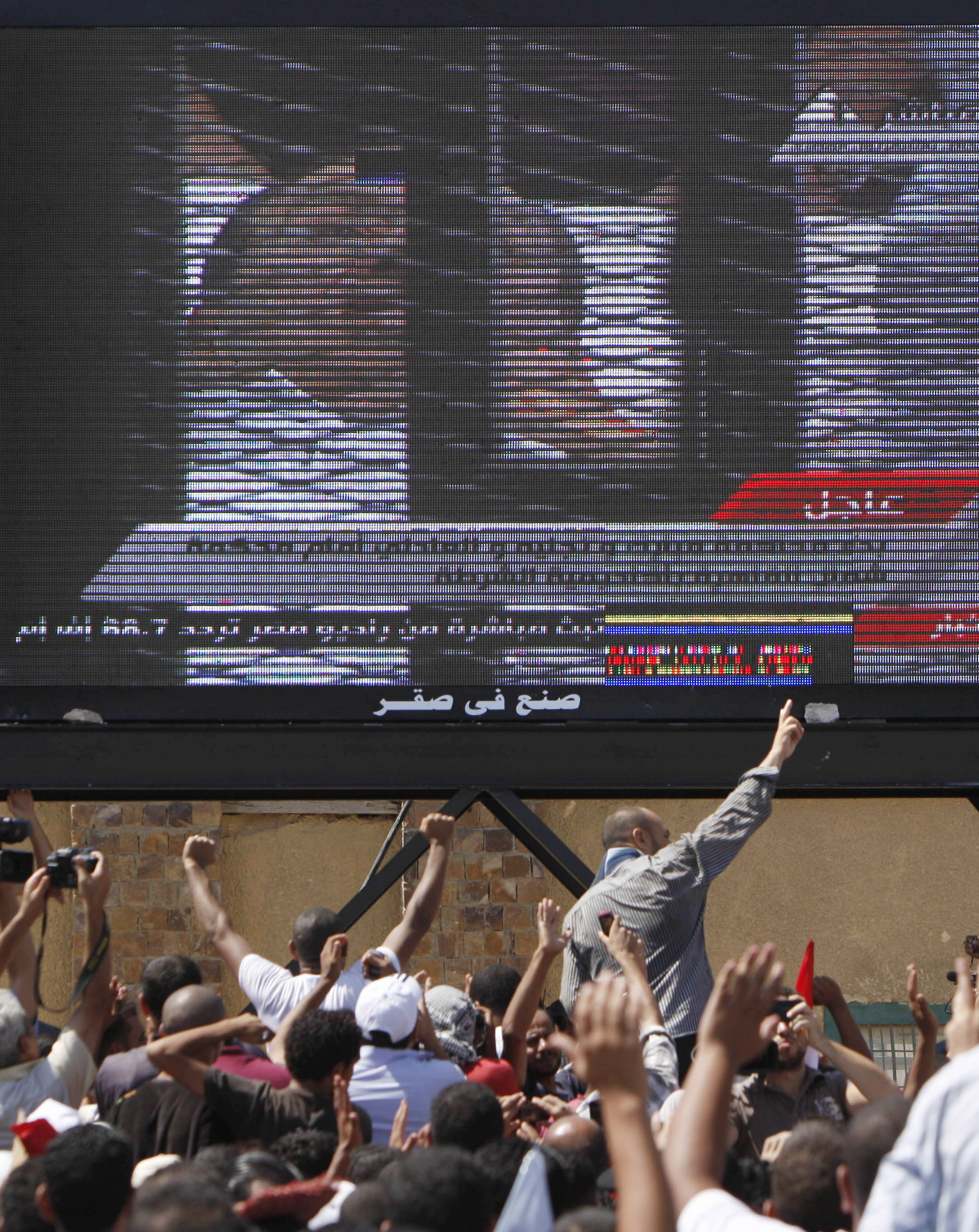 Еле живой Мубарак в зале суда. Видео (фото 1)