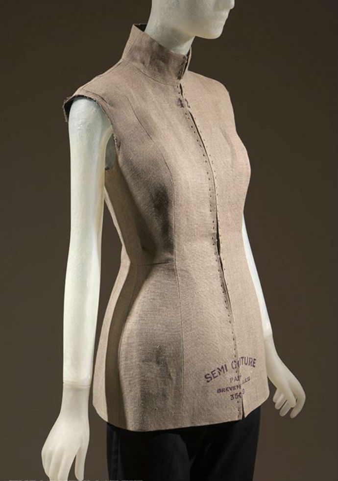 Открылась вторая часть выставки Fashion, A-Z (фото 2)