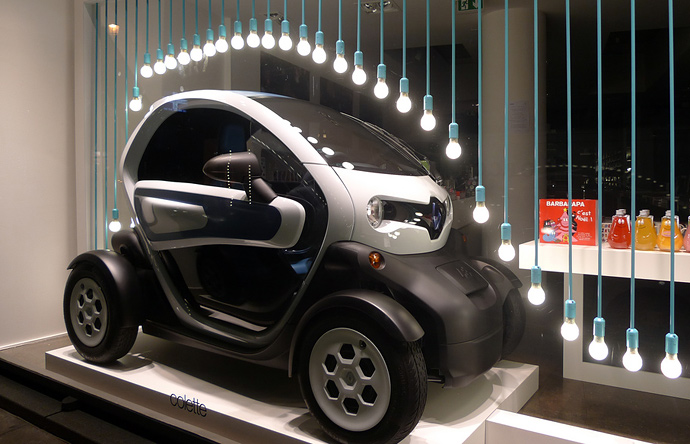Лучшие витрины мира: Renault Twizy в Colette (фото 2)
