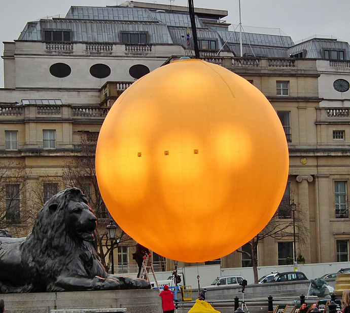На Трафальгарской площади взошло два солнца (фото 1)