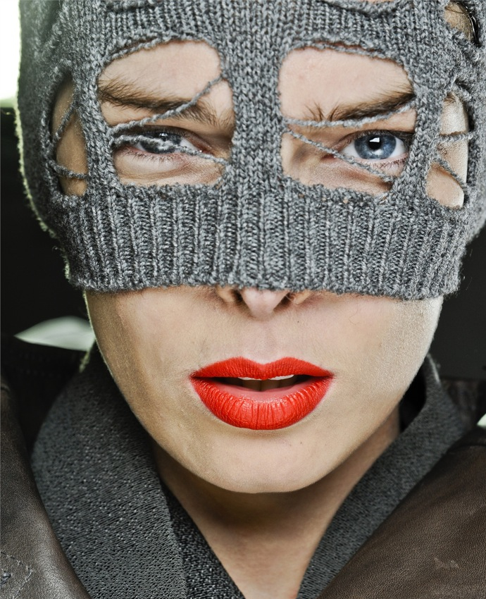 Нити на красном (фото 8)