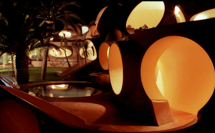 Футуристичный дом Пьера Кардена (фото 2)