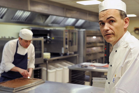 Кто накрывает на стол президентам ? (фото 5)