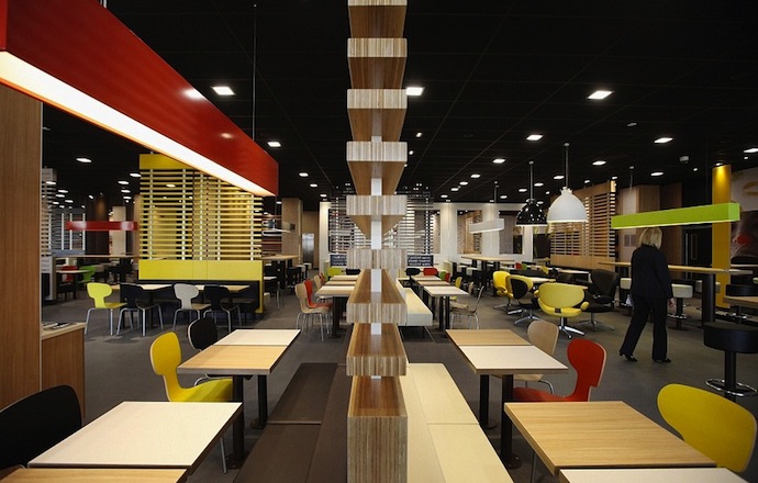 Самый большой McDonald's в мире (фото 8)