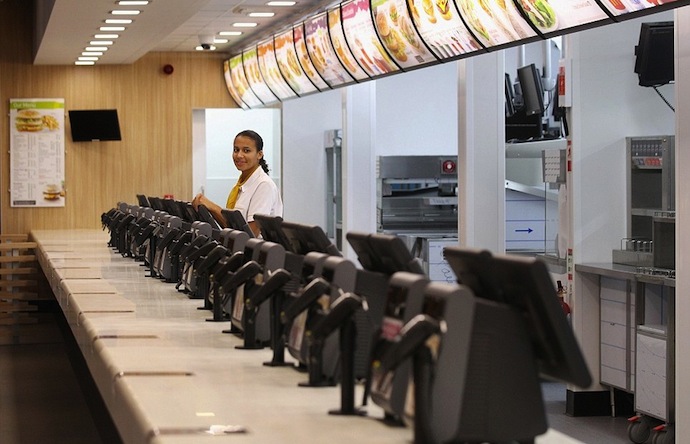 Самый большой McDonald's в мире (фото 6)