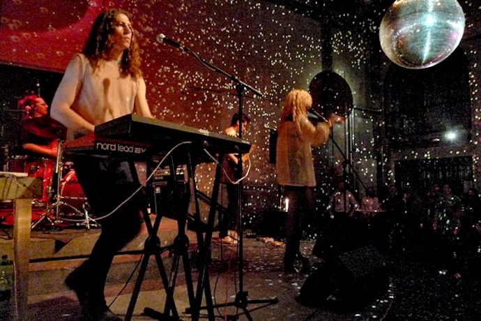 В колонках: Austra (фото 1)