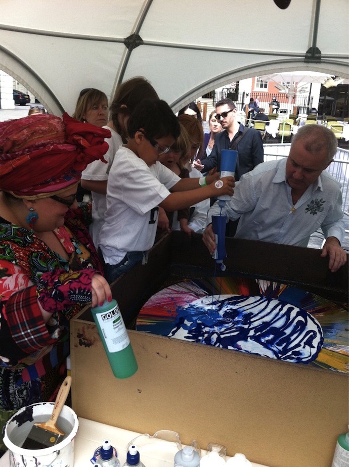 Дэмиен Херст рисует вместе с детьми (фото 1)