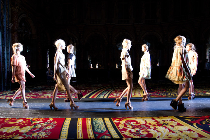 Backstage показа Alena Akhmadullina в Париже (фото 10)