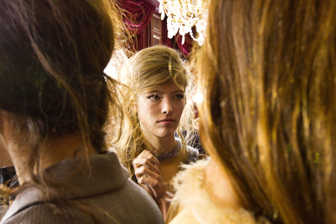 Backstage показа Alena Akhmadullina в Париже (фото 12)