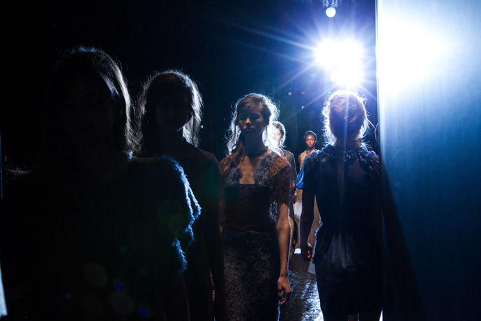 Backstage показа Alena Akhmadullina в Париже (фото 8)